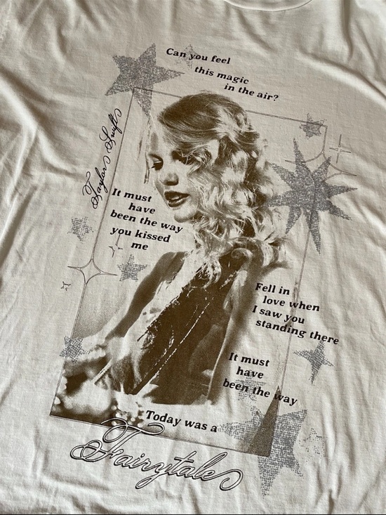 Taylor Swift Tops - TAYLOR SWIFT TV Fearless Magic in the Air Oversized Tee Shirt XL  RARE